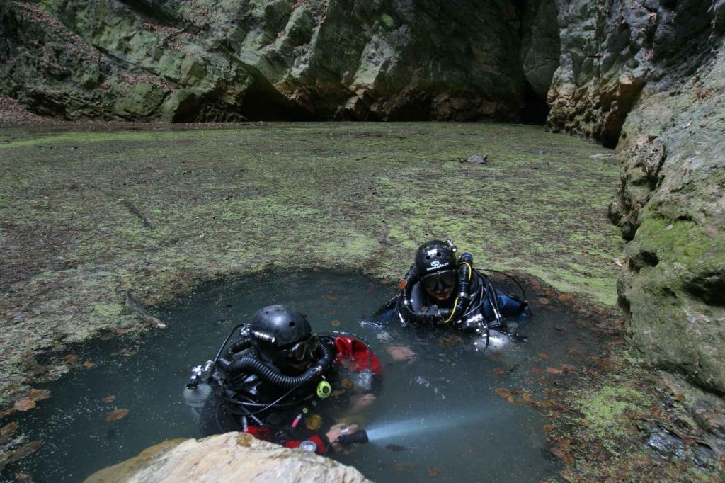 Hranická propast potápěči