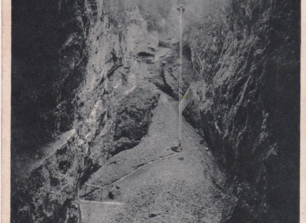 Otevřená část Macochy. Pohled na příkré dno a stěnu se spodním můstkem. (1919)
