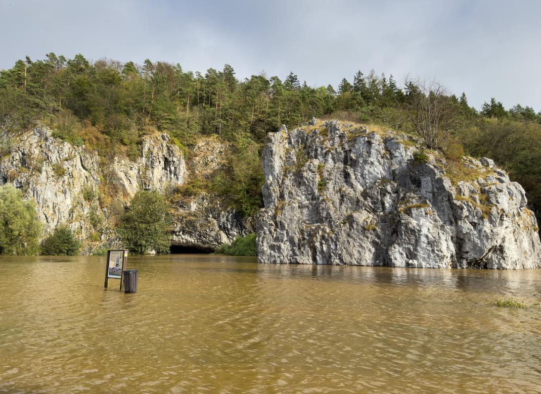 Povodňové jezero před Sloupsko-šošůvskými jeskyněmi 16. září 2024