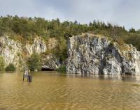 Povodňové jezero před Sloupsko-šošůvskými jeskyněmi 16. září 2024