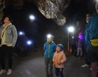 Jeskyňářský den ukončila baterková prohlídka jeskyní
